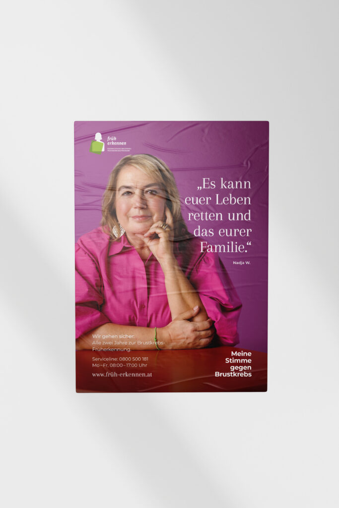 Kampagnen Poster Nadine mit dem Zitat "Es kann euer Leben retten und das eurer Familie".Sie trägt eine pinke Bluse und stützt ihren Kopf auf der linken Hand ab.